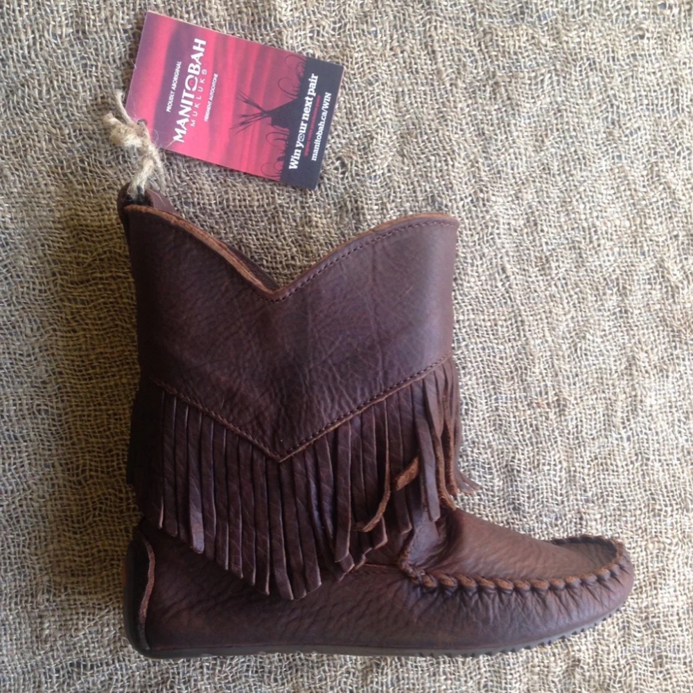 In search of!!!! Manitobah Okotoks in Grain leather black or brown!! Size 8-9